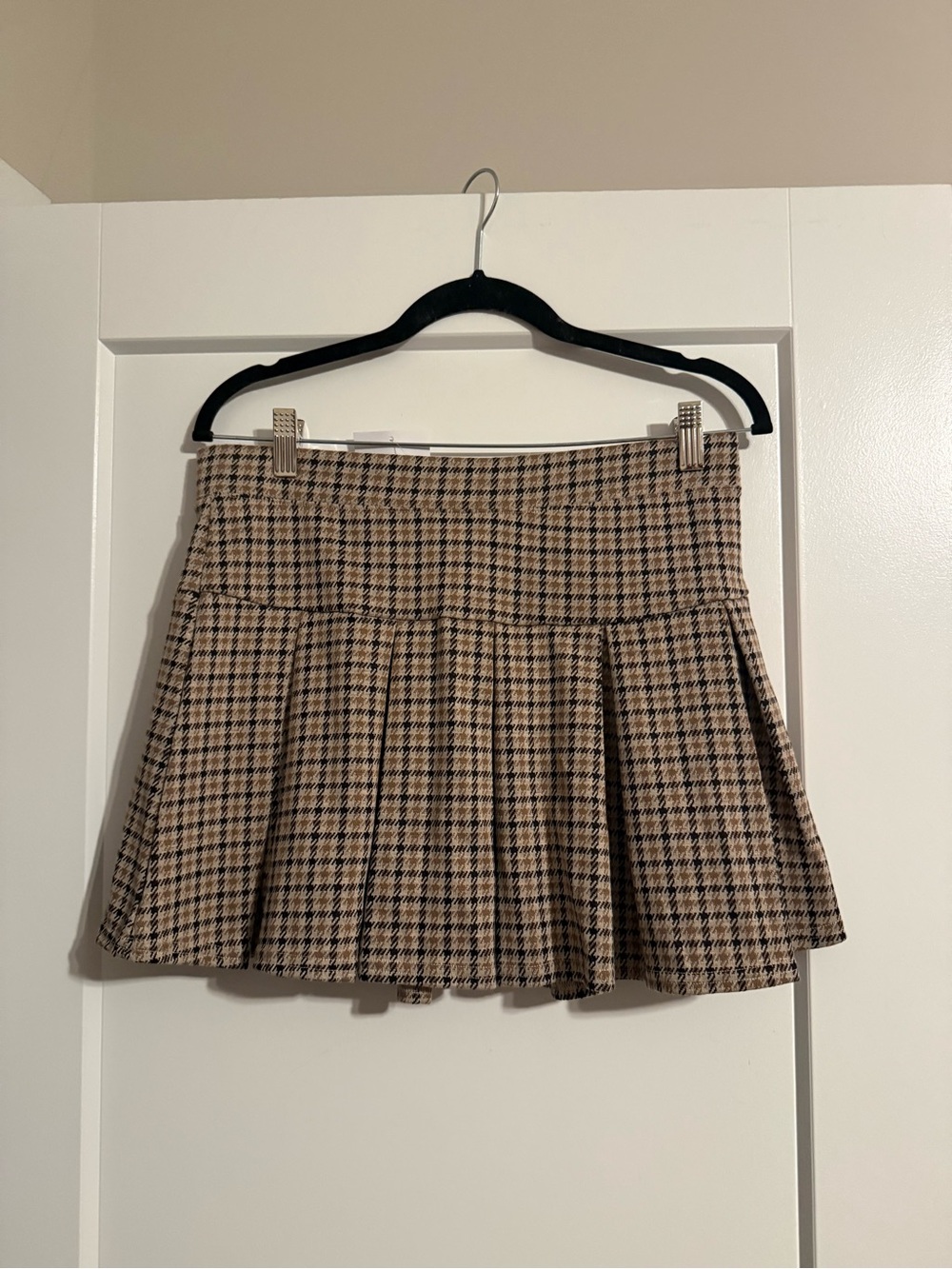 American Eagle Outfitters Beige Plaid Pleated Skort